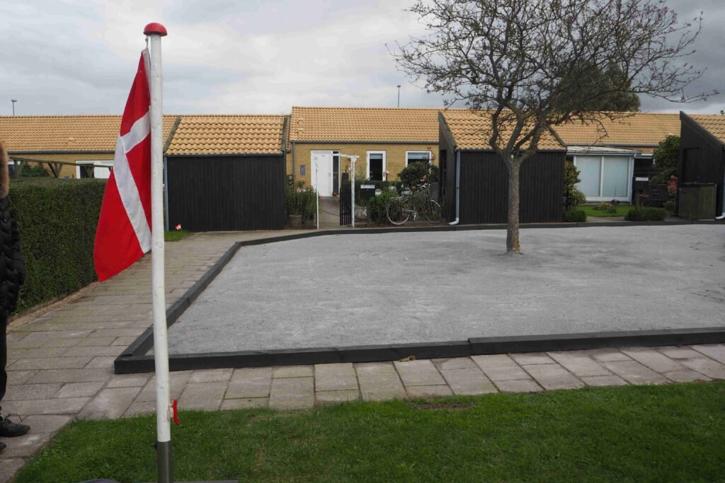 Den nyanlagte petanquebane med flaget hejst