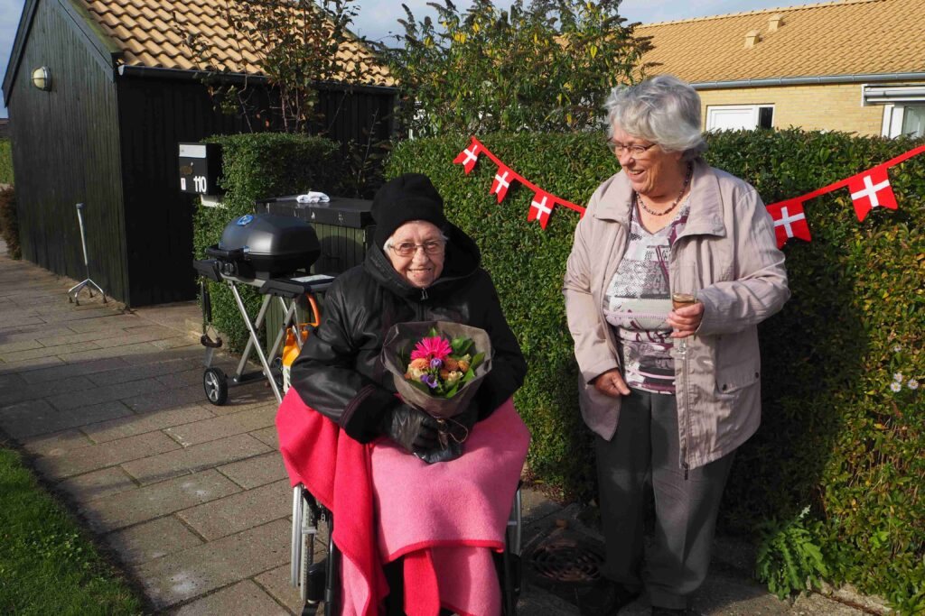 Beboere fejrer indvielsen med flag og blomster